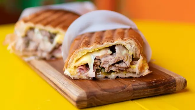 O sanduíche cubano, que dá nome à casa, é feito à base de porco. Foto: Divulgação/Cubano
