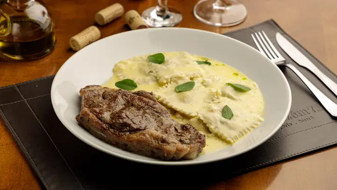 Chorizo com ravióli de muçarela de búfala e pesto ao molho Alfredo, opção do menu do jantar do Armazém 71 Cucina - Vino.