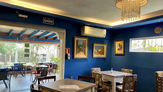 O salão do Al Sababa. Bem colorido, com quadros e folhagens.