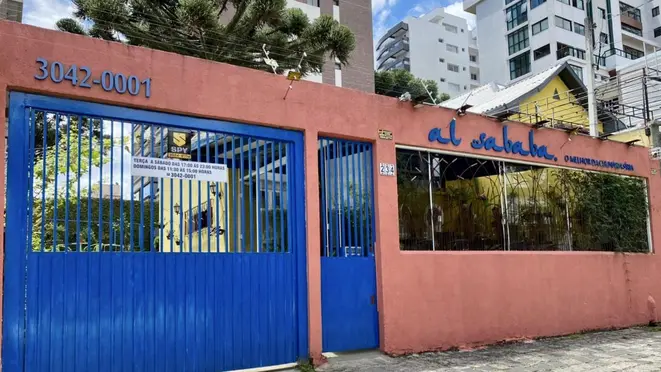 A fachada discreta do restaurante Al Sababa, no São Francisco, em Curitiba.