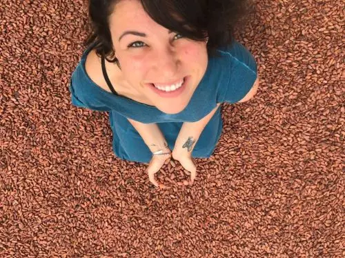 Kassiany Dalmora é criadora da Caos Chocolate, fábrica artesanal de chocolate bean to bar que trabalha com microlotes limitados. Ela tem mestrado em Biotecnologia Industrial no setor agroalimentar e cursa pós-graduação em chocolataria. 