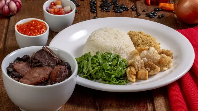Feijoada da Chef, d'O Jardineiro - - Carne seca, calabresa, paio, costelinha e lombo defumados, feijão preto, arroz branco, farofa, torresmo, couve e molho de pimenta.