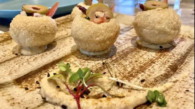 Bolinha de casquinha muito fina crocante, recheada com húmus, tomate, cebola e pimentão picadinhos, promoveu na bocada única um explosão de sabores inigualável.