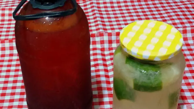 Para beber, growler de chope e pote de caipirinha.