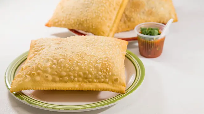 Pastel de carne da Pastelaria Brasileira já levou o prêmio de melhor de Curitiba por diversas vezes. Foto: Letícia Akemi