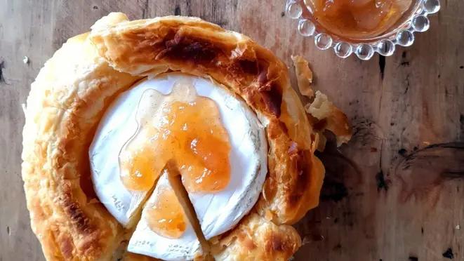 Camembert folhado com geleia de pera e baunilha Bourbon, do Empório Rosmarino.