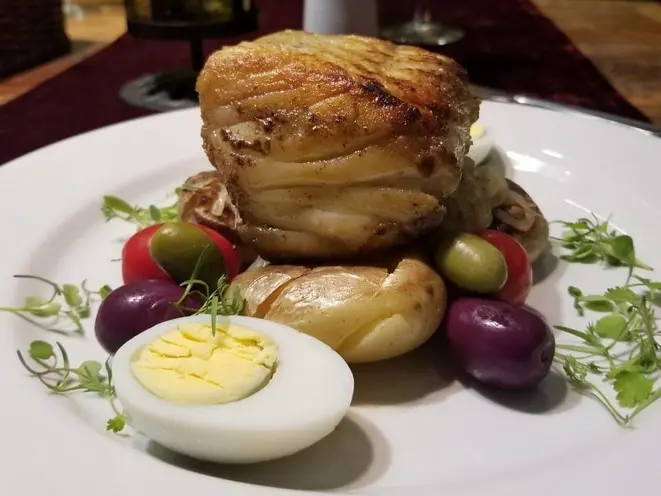 Lombo de bacalhau com ovos, azeitonas, batata e cebola. Foto: Divulgação
