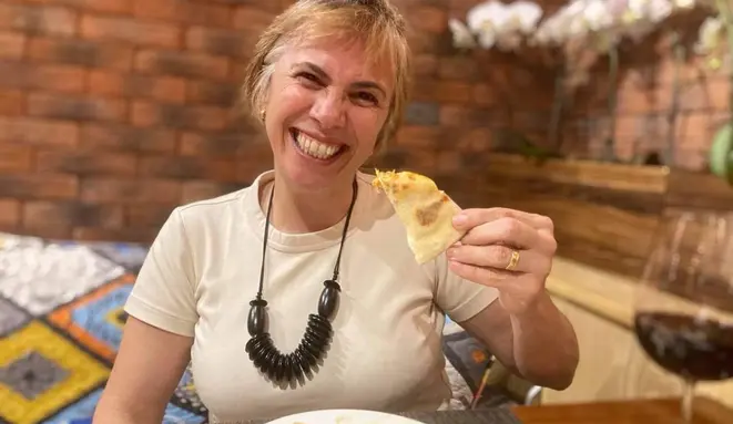 Servidos? Adoro, sem desrespeitar a etiqueta, sem fazer feio, comer pizza com as mãos. É bom demais!!