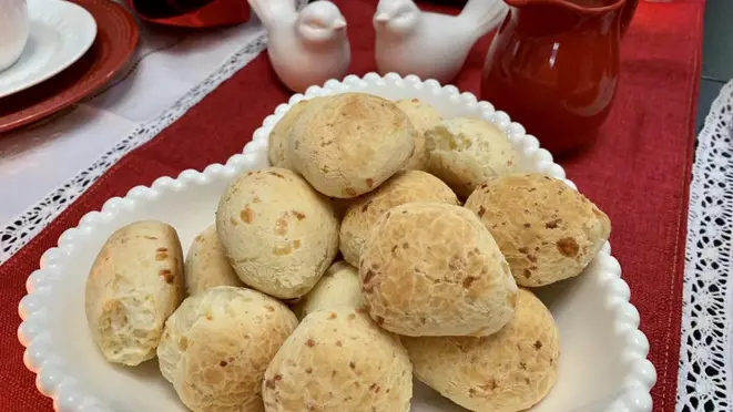 O pão de queijo é um dos queridinhos no grupo. Cada postagem, cada fornada que um integrante do grupo compartilha, a receita, os ingredientes adaptados, o preparo tem que estar a ponto de um click porque o pessoal volta a perguntar. A Becca, a Giovanna brincam, nos inspiram e claro nos engordam virtualmente!