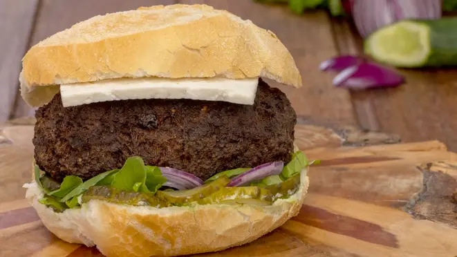 Opção vegetariana do Barbaran leva queijo branco, pepino e cebola roxa. Foto: Divulgação