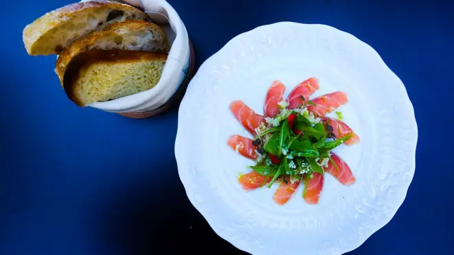 Salade de Saumon (Salmão defumado na casa, com salada de rúcula, vinagrete de funcho e maçã verde).