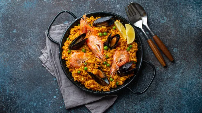 A paella tradicional valenciana é feita com o arroz redondo, como o bomba, que absorve mais os sabores e resiste melhor às altas temperaturas.