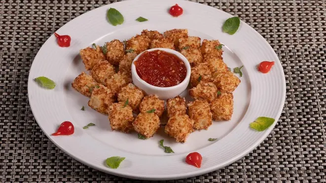 Dadinhos de tapioca, com molho de mel e pimenta.