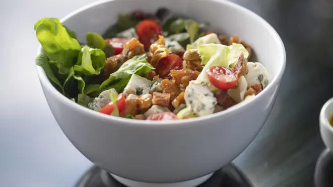 Poke Mea Kanu, com mix de alface, tomate-cereja, gorgonzola, castanha caramelizada, bacon e molho de mostarda e mel. Referência à comida havaiana.