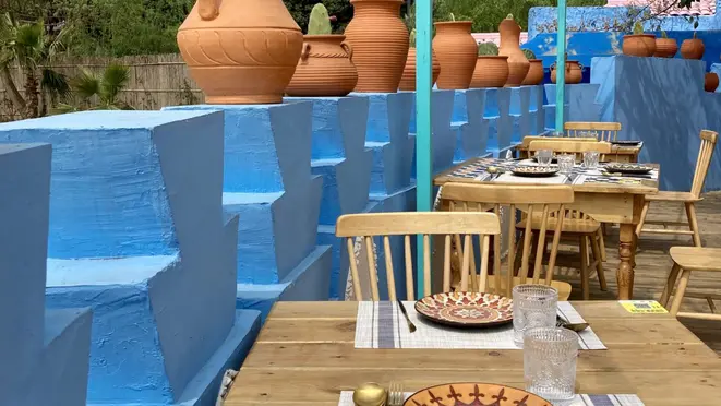 De repente, um movimento, uma cena inusitada, os pratos chegando a mesa, esperando os clientes e não os clientes esperando os pratos.