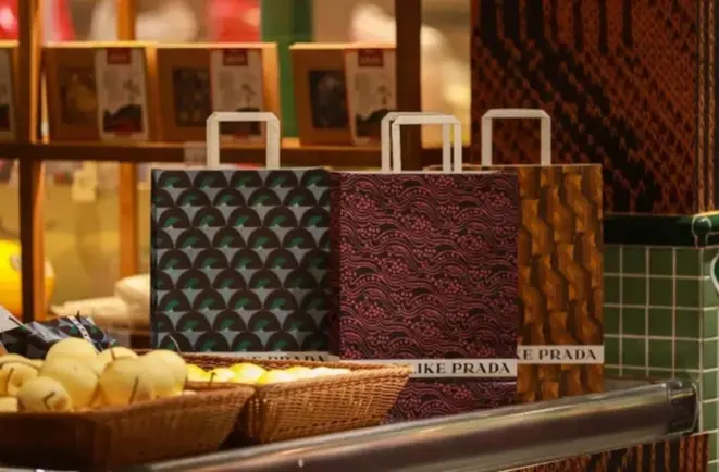 No decorrer da campanha, todos os produtos do mercado foram embalados em papel Prada, ou sacolas, sem nenhum custo extra.