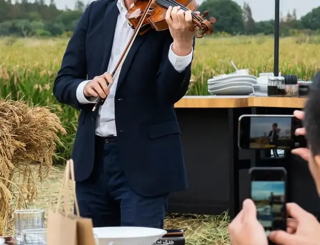 O violinista Huang Mengla, convidado, tocou em homenagem ao evento e a paisagem. Cenário esse descrito por um dos convidados como telas florescentes de um campo em uma nova era