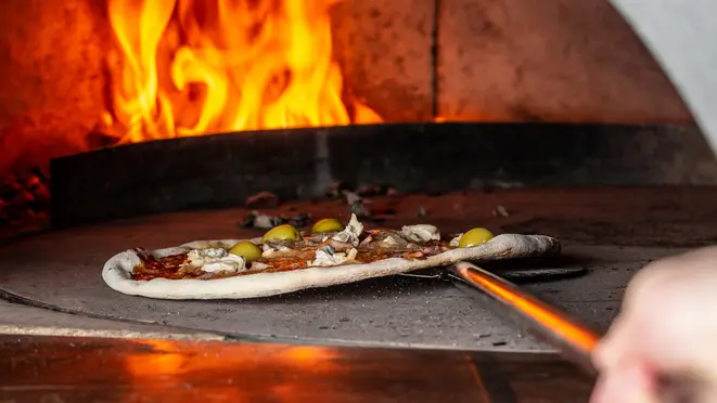 O forno a lenha é ideal para pizzas. Foto: Bigstock