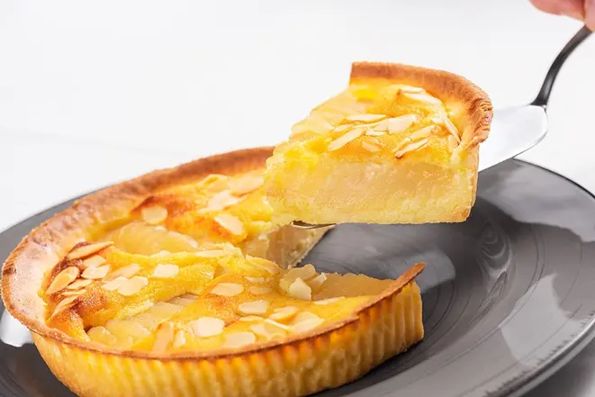 Torta Poire Frangipane de pêra e recheio de amêndoas.