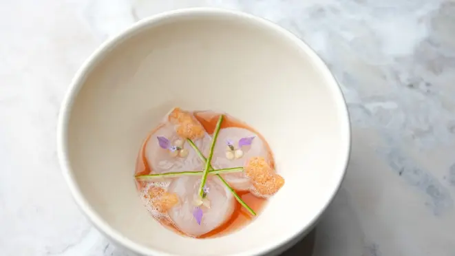 Hotategai (vieira) com caviar de quiabo.