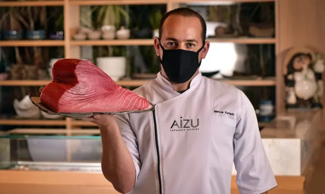 Marcos Furtado e o atum blue finn. Ele está no restaurante desde a inauguração e comanda os sushimen atrás do balcão.