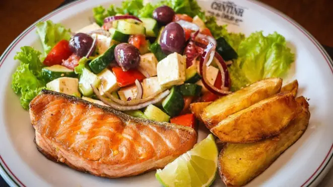 Salada siciliana, com salmão.