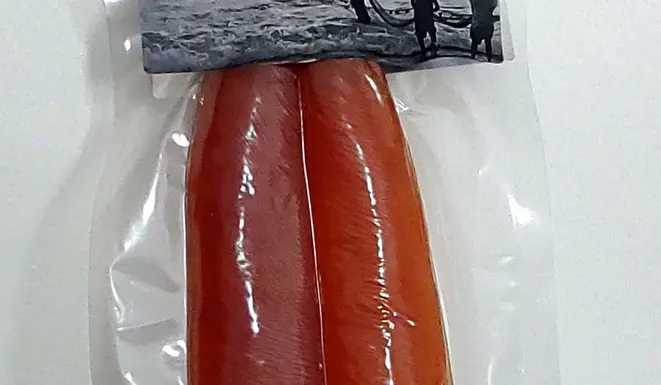 A bottarga inteira, em sua embalagem original - como chega ao consumidor.