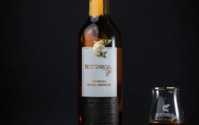 Cachaça e bottarga, considerada a harmonização perfeita.