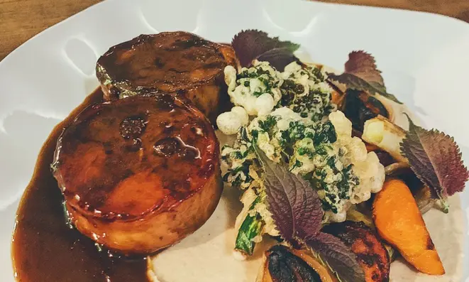 Coelho recheado com patê de fígado de frango e cogumelos shiitake.