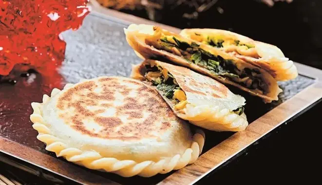 Como refeição principal ou como lanchinho, a crocância da massa fresquinha combinada com o umedicidinho do recheio do jiucai hezi é sem igual. Delicioso!