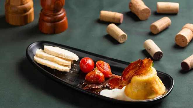 Petit gâteau de queijos brasileiros, do Donna Taça.