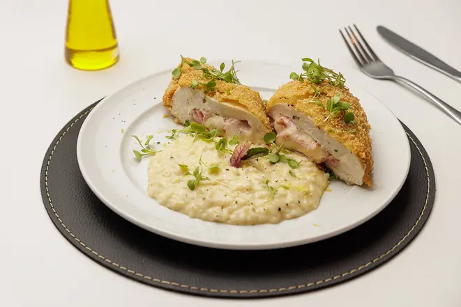 Filé de frango a le cordon bleu com risoto de limão-siciliano, do Valais Koffee..