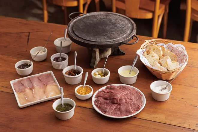 Carnes na pedra, do restaurante Lé Rechaud.