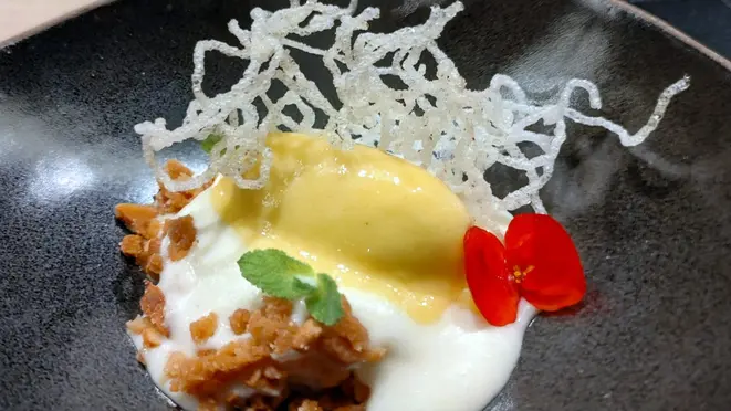 Na sobremesa, arroz, leite de coco e sorvete de manga como itens principais.