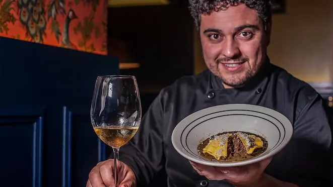 Rafael Lafraia, chef do Curry & Pasta, provocando com toques pessoais nos sabores ingleses.
