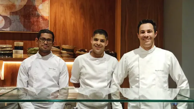 Kássio Mauro, Thiago Henrique e Ronaldo Fogaça, na criação atrás do balcão do sushibar do Con. Cozinha Autoral.