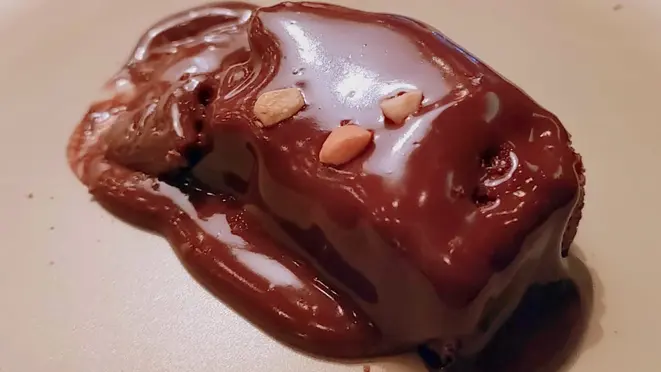 Brownie de chocolate com especiarias da Amazônia, calda quente de chocolate e castanha de caju - a sobremesa.