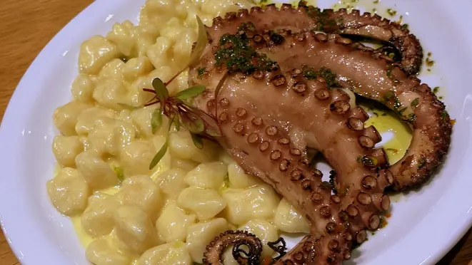 Polvo grelhado na parrilla, com azeite de pimenta e acompanhado de nhoque ao creme de limão siciliano.