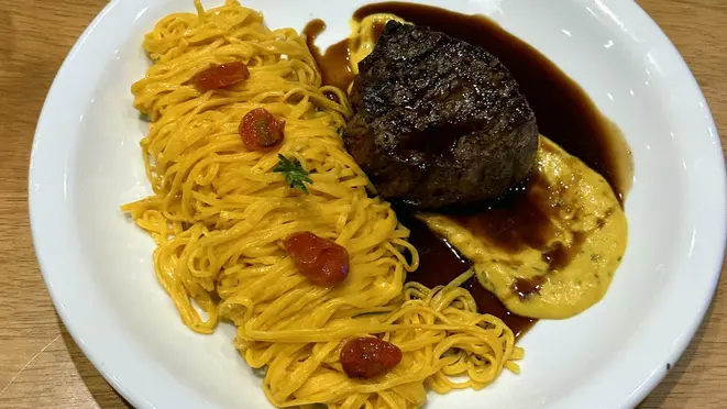 Mignon Italian - tornedor servido com molho de mostarda finalizado com demi glace e é acompanhado de tagliolini na manteiga de alecrim. Do menu do Soberbo.