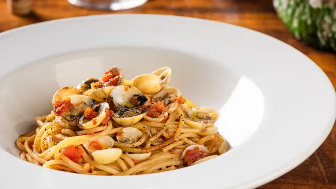 Linguini ao vôngole, que leva tomate e tem um toque cítrico, para chamar o verão.