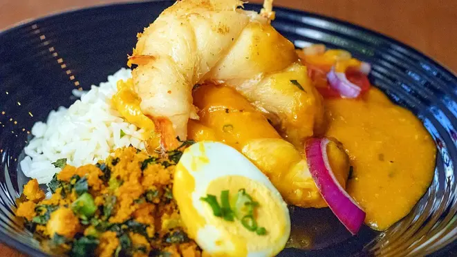A Moqueca de Moçambique servida no prato, já para salivar à primeira visão.