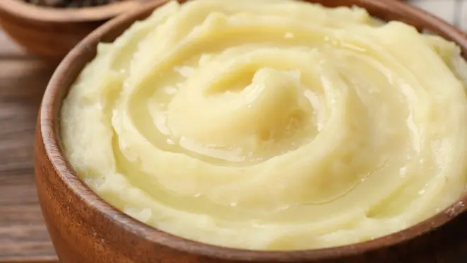 Purê de batata com carne moída e legumes: clássico da comida caseira.