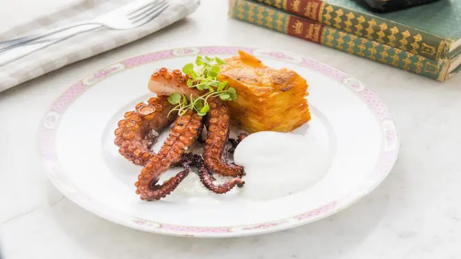Polvo na brasa com mil folhas de batatas e espuma cítrica, opção servida no jantar do Chez Margot.