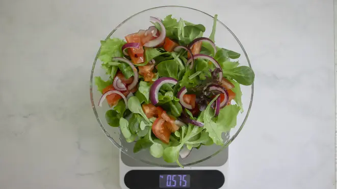 Saladas e outros acompanhamentos também entram na conta da refeição.