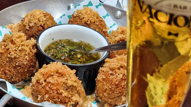 Bolinho de cupim e o chope bem tirado, do Bar Nacional.