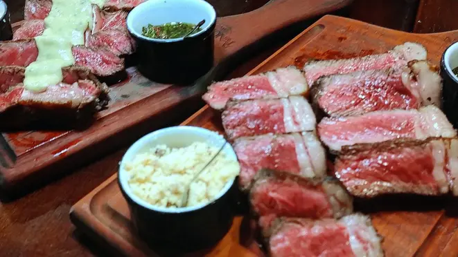 Entrecôte e picanha, dois dos cortes de carne que são preparados na parrilla.