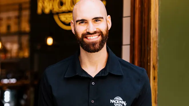 O jovem chef (e sócio) João Gabriel Nunes é quem comanda a cozinha do Bar Nacional.