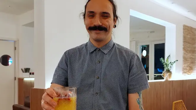 O bartender Daniel Nunes me traz um Negroni, clássico, como deve ser.