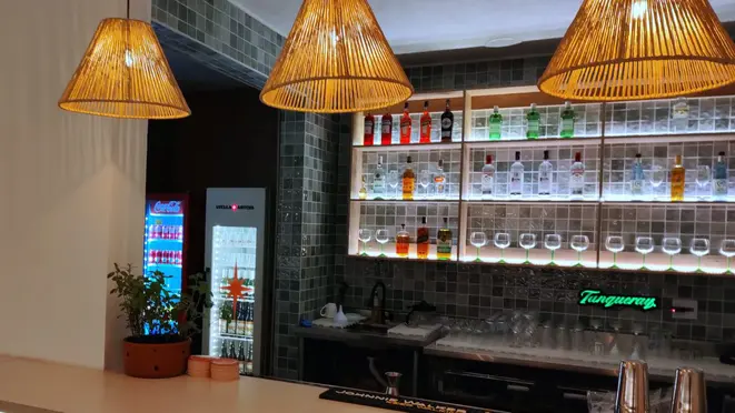 O belo e colorido bar é o cartão de boas-vindas, logo na entrada do Tar.