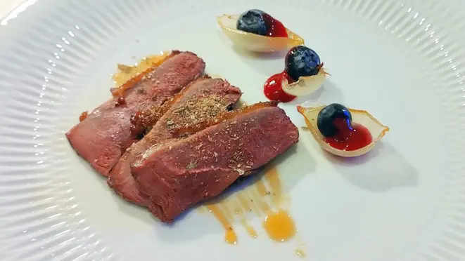 Magret de pato laqueado à pequim, com cereja e baunilha,